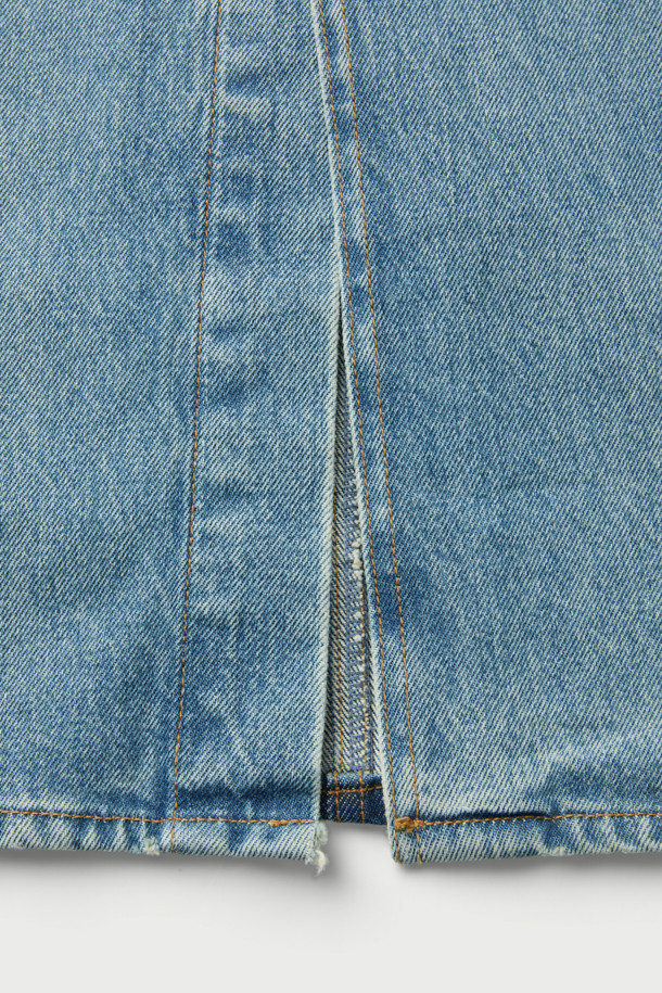 **SIRYNE(시린) 포켓 데님 스커트**는 캐주얼, 미니멀, 클래식 스타일을 즐겨 입는 여성들을 위한 데님 스커트입니다. 블루 컬러의 무지 디자인으로, 봄, 가을에 어울리는 두꺼운 두께감과 뻣뻣한 촉감을 가지고 있습니다. 스트레이트 핏의 H라인 스커트로, 빈티지 워싱과 프론트 아웃포켓 디테일이 특징이며, 뒷면 허리 다트와 슬릿으로 편안함과 스타일을 더했습니다. 안감은 폴리에스터와 면 혼방으로 제작되었으며, 데이트룩이나 봄 소풍룩에 코디하기 좋습니다.
