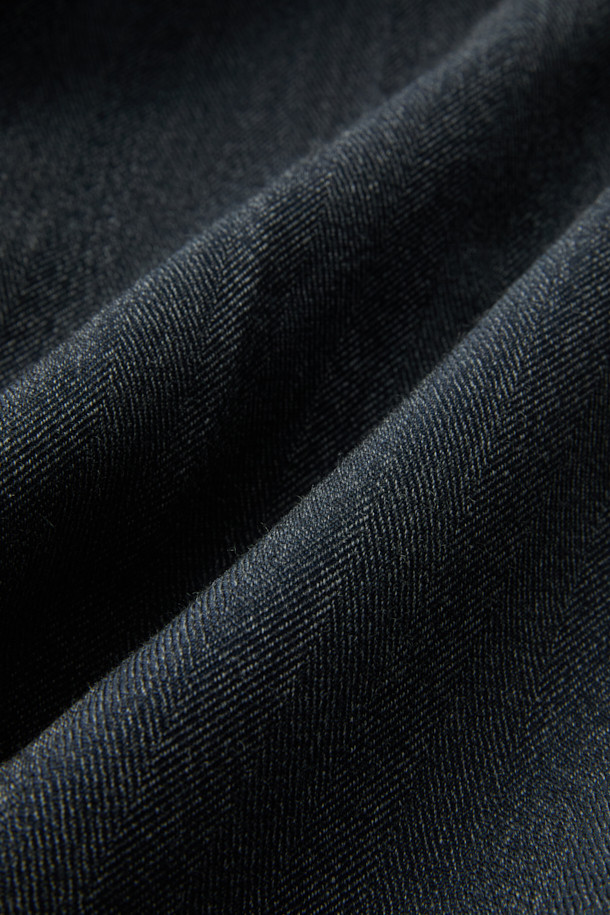 BARISSA (바리사) 와이드 테일러 팬츠는 클래식, 미니멀, 시크 스타일을 추구하는 여성 고객을 위한 제품입니다. 가을, 겨울 시즌에 어울리는 두꺼운 두께감의 블랙 컬러 긴바지로, 모와 폴리에스터 혼방 소재로 제작되었습니다. 루즈핏 와이드 실루엣에 핀턱 디테일과 후면 웰트 포켓으로 포인트를 더했으며, 안감은 레이온과 면으로 마감하여 편안한 착용감을 선사합니다. 오피스룩, 출근룩, 모임룩 등 다양한 TPO에 활용 가능하며, 일자 핏으로 세련된 스타일을 연출합니다.
