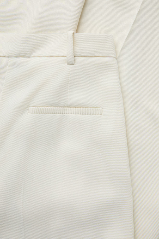 PALLIA(팔리아) 와이드 팬츠는 부드러운 레이온과 모 혼방 소재로 제작되어 봄, 가을 시즌에 적합한 여성용 긴 바지입니다. 우아하고 베이직한 스타일을 연출하며, 허리 부분은 하이웨이스트 밴딩으로 디자인되어 편안한 착용감을 선사합니다. 플리츠 주름 디테일이 돋보이며, 넉넉한 루즈핏 와이드 실루엣으로 시크하고 미니멀한 스타일을 완성합니다. 데이트룩, 카페룩, 모임룩 등 다양한 TPO에 활용 가능하며, 웰트 포켓 디테일로 실용성을 더했습니다.
