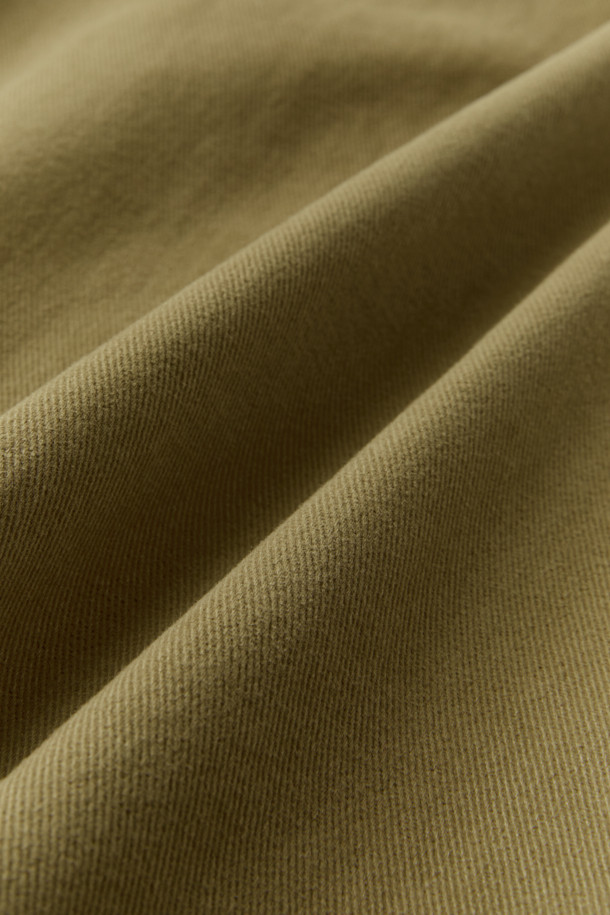 KYLES(카일스) 캐주얼 코튼 팬츠는 여성들을 위한 베이지 컬러의 캐주얼 팬츠입니다. 봄, 가을에 어울리는 긴 기장의 면 소재 바지로, 핀턱 디테일과 백 웰트 포켓이 특징입니다. 루즈핏 캐롯핏으로 편안하면서도 스타일리시하게 착용 가능하며, 출근룩과 모임룩 모두 소화할 수 있습니다. 미니멀하고 클래식한 스타일을 선호하는 분들께 추천합니다.
