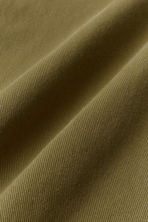 KENNIE(케니) 캐주얼 와이드 팬츠는 편안하고 스타일리시한 데일리룩을 완성하는 데 최적화된 바지입니다. 면 소재로 제작되어 부드러운 착용감을 제공하며, 봄, 여름, 가을 세 계절 모두 활용 가능합니다. 카키와 올리브 두 가지 색상으로 출시되어 다양한 상의와 쉽게 매치할 수 있으며, 와이드핏과 숏 기장으로 트렌디한 스타일을 연출합니다. 전면 사선 포켓과 백 패치 포켓 디테일이 실용성을 더하며, 캐주얼하고 베이직한 스타일을 선호하는 분들께 추천드립니다.
