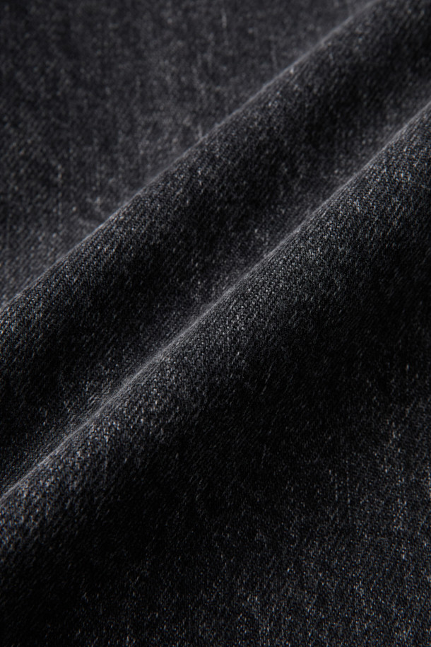 **JOSH(조쉬) 포켓 데님 팬츠**는 베이직한 스타일을 추구하는 분들을 위한 와이드핏 데님 반바지입니다. 블랙 컬러의 무지 디자인으로, 데이트룩과 모임룩 등 다양한 TPO에 활용하기 좋습니다. 면 소재로 제작되어 봄, 여름, 가을 시즌에 편안하게 착용할 수 있으며, 버튼 플라이 클로징과 패치 포켓 디테일이 특징입니다. 캐주얼, 미니멀, 클래식 스타일을 즐겨 입는 분들께 추천하는 아이템입니다. 와이드핏으로 편안함과 스타일리시함을 동시에 잡으세요.
