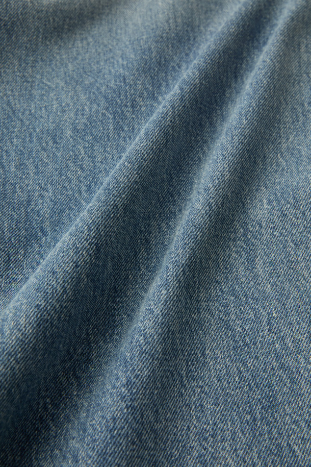 **SOREZE(소레즈) 스트레이트 데님 팬츠**는 베이직하고 캐주얼한 스타일의 데님 팬츠입니다. 라이트 블루 컬러의 무지 디자인으로, 봄, 가을에 어울리는 긴 기장의 면 소재 바지입니다. 스트레이트 핏으로 제작되어 편안한 착용감을 제공하며, 하이라이즈 디자인과 5포켓 디테일이 특징입니다. 안감은 면과 폴리에스터 혼방으로 제작되었으며, 버튼 플라이 방식으로 디자인되었습니다.  봄 소풍룩, 캐주얼, 미니멀, 클래식 스타일을 연출하기에 좋습니다.
