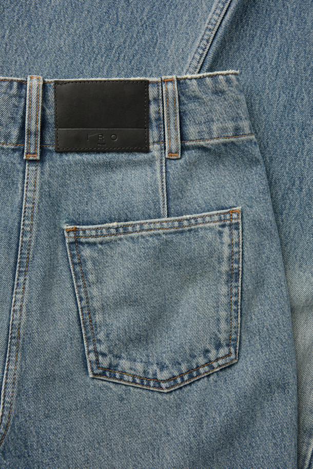 SIDY(시디) 슬림핏 데님 팬츠는 베이직한 스타일을 추구하는 분들을 위한 크롭 기장의 데님 팬츠입니다. 봄, 여름, 가을 계절에 적합하며, 면 소재로 제작되어 편안한 착용감을 선사합니다. 하이라이즈 실루엣과 하이웨이스트 밴딩으로 다리가 길어 보이는 효과를 주며, 데이트룩과 모임룩에 어울리는 아이템입니다. 버튼 플라이 클로징과 5포켓 디테일, 워싱 가공 및 페이드 처리로 디자인 포인트를 더했습니다. 슬림핏과 플레어 핏 두 가지로 출시되어, 캐주얼, 미니멀, 클래식 스타일을 즐겨 입는 고객에게 제격입니다.
