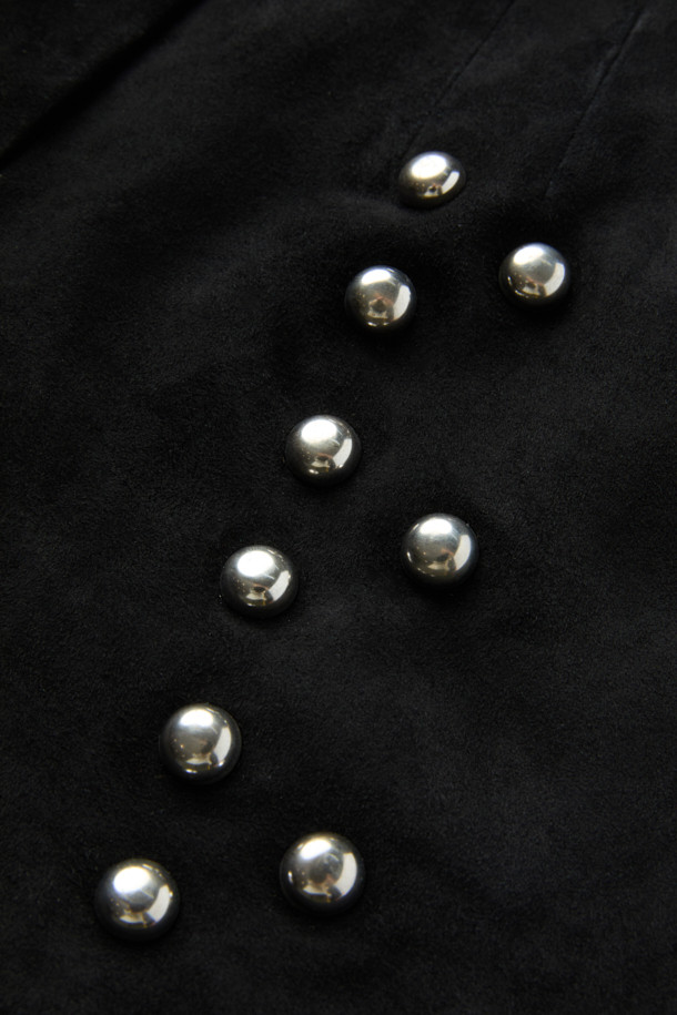 블랙 컬러의 BOW 스터드 스웨이드 쇼츠는 모던한 스타일을 추구하는 여성분들을 위한 아이템입니다. 부드러운 스웨이드와 천연 가죽 소재로 제작되었으며, 플레어핏 디자인이 다리 라인을 더욱 아름답게 연출합니다. 하이라이즈 허리선과 앞면의 메탈 스터드 장식이 시크한 포인트를 더하며, 웰트 포켓과 지퍼 여밈으로 실용성을 높였습니다. 안감은 리오셀 소재로 제작되어 편안한 착용감을 선사하며, 데이트룩, 모임룩, 소개팅룩 등 다양한 TPO에 활용 가능합니다.
