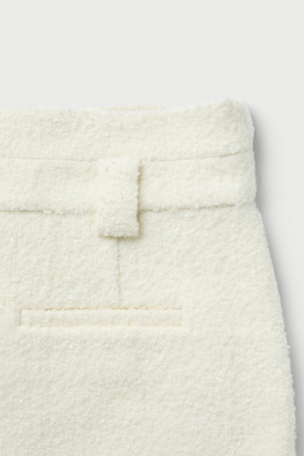 AZILIZ (아질리즈) 부클 쇼츠는 여성용 쇼츠로, 가을, 겨울 시즌에 어울리는 클래식 스타일의 의류입니다. 아이보리, 화이트 두 가지 색상으로 제공되며, 숏 기장과 레귤러핏으로 제작되었습니다. 부드러운 촉감의 모, 아크릴, 알파카, 나일론, 폴리에스터 혼방 소재로 제작되어 따뜻하고 편안한 착용감을 선사합니다. 하이웨이스트 디자인에 더블 버튼과 히든 클로징, 그리고 사이드 포켓 디테일이 돋보이며, 오피스룩과 모임룩, 미니멀한 스타일 연출에 적합합니다.
