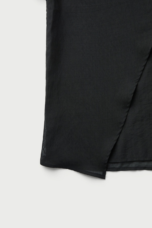 NAHAE(나에) 카울넥 레이어 블라우스는 여성스러운 실루엣을 연출하는 블랙 컬러의 블라우스입니다. 부드러운 레이온, 마, 나일론 혼방 소재로 제작되어 은은한 광택감과 시어한 텍스처, 부드러운 촉감을 선사합니다. 사선 레이어 디자인과 셔링 디테일이 우아하고 클래식한 무드를 더하며, 루즈핏과 긴 소매가 편안한 착용감을 제공합니다. 뒷넥 버튼 여밈으로 깔끔하게 마감되었으며, 카울넥과 하이넥 스타일을 모두 연출할 수 있어 오피스룩, 모임룩, 소개팅룩 등 다양한 TPO에 활용 가능합니다.
