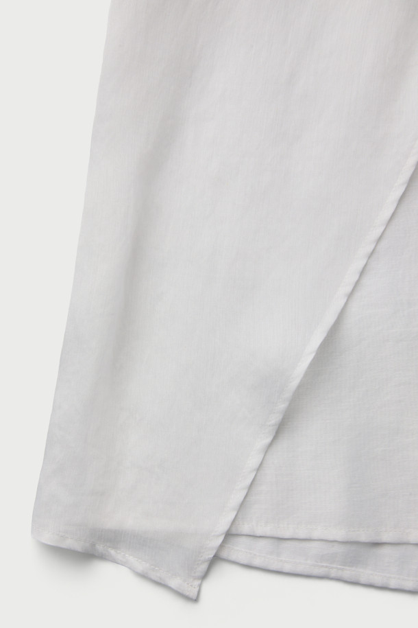 "NAHAE" 카울넥 레이어 블라우스는 여성스러운 실루엣을 연출하는 우아하고 베이직한 블라우스입니다. 부드러운 레이온, 마, 나일론 혼방 소재로 제작되어 얇지만 은은한 광택감과 시어한 텍스처를 선사하며, 부드러운 촉감을 느낄 수 있습니다. 사선 레이어 디자인과 셔링 디테일이 특징이며, 뒷넥 버튼 여밈으로 간편하게 착용 가능합니다. 루즈핏과 긴 소매 기장으로 편안함을 더했으며, 데이트룩, 오피스룩, 모임룩 등 다양한 TPO에 클래식, 미니멀, 로맨틱 스타일로 연출하기 좋습니다. 봄, 가을 시즌에 활용하기 좋은 아이템입니다.
