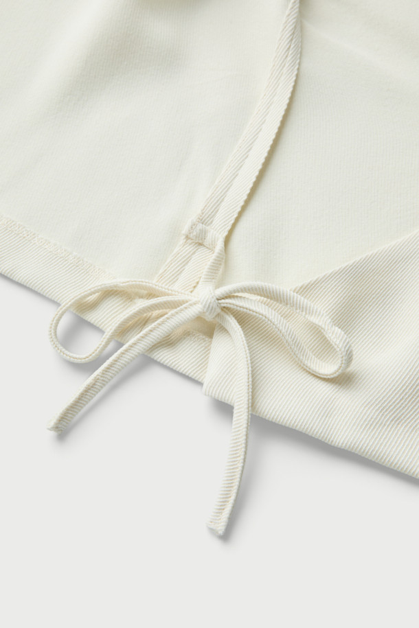 PAQUITA(파키타) 프론트 랩 버튼 블라우스는 미니멀한 스타일을 추구하는 여성들을 위한 세련된 블라우스입니다. 부드러운 레이온과 모 혼방 소재로 제작되어 봄, 여름 시즌에 시원하고 편안하게 착용할 수 있습니다. 스탠드 칼라와 긴 소매 디자인이 특징이며, 무지 패턴의 화이트 컬러로 다양한 룩에 쉽게 매치할 수 있습니다. 랩 스타일의 유니크함과 비대칭 버튼 디자인, 측면 버튼 클로징, 뒷면 허리 밴딩 디테일이 돋보입니다. 데이트룩, 카페룩, 모임룩 등 TPO에 구애받지 않고 클래식, 미니멀, 시크한 스타일을 연출할 수 있습니다.
