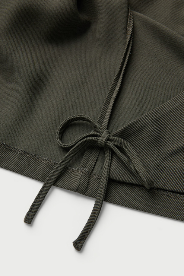 PAQUITA(파키타) 프론트 랩 버튼 블라우스는 여성스러운 실루엣을 연출하는 블라우스입니다. 카키와 화이트 두 가지 색상으로 출시되었으며, 봄, 가을에 입기 좋습니다. 미니멀한 스타일로, 데이트룩, 오피스룩, 모임룩 등 다양한 TPO에 활용 가능합니다. 스탠드 칼라와 긴소매, 레귤러핏으로 디자인되었으며, 비대칭 버튼 여밈과 랩 스타일, 측면 버튼 클로징, 뒷면 허리 밴딩 디테일이 특징입니다. 레이온과 모 혼방 소재로 제작되어 부드러운 촉감을 선사하며, 셋업으로도 연출할 수 있습니다.
