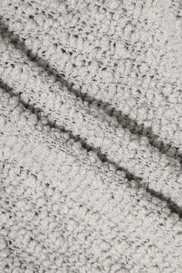 PABLI(파블리) 트위드 셔켓은 가을, 겨울 시즌에 활용하기 좋은 아우터입니다. 캐주얼 및 베이직 스타일로, 일상생활에서 편안하게 착용할 수 있습니다. 부드러운 촉감의 면, 나일론 혼방 소재에 오버사이즈 포켓 디테일이 더해져 실용성을 높였습니다. 크롭 기장, 긴 소매, 루즈핏으로 디자인되었으며, 스냅 버튼으로 간편하게 여밀 수 있습니다. 그레이 컬러의 트위드 패턴이 매력적이며, 가을 나들이룩이나 겨울 데일리룩에 미니멀한 무드를 더해줍니다. 안감은 레이온과 면으로 구성되어 있습니다.
