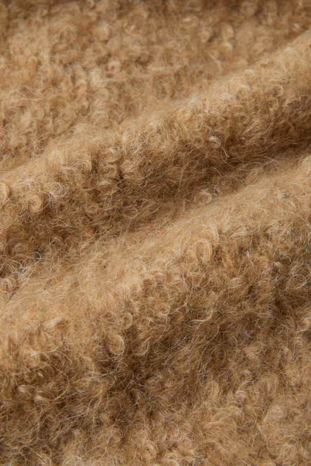 **DOMALSPE (도말스페) 울 셔켓**은 캐주얼, 미니멀, 클래식 스타일을 아우르는 여성 의류입니다. 가을과 겨울에 어울리는 두꺼운 두께감의 셔츠형 아우터로, 부드러운 촉감의 울, 폴리에스터, 아크릴 혼방 소재로 제작되었습니다. 오버핏 디자인에 드롭 숄더, 오버사이즈 포켓 디테일을 더해 편안하면서도 트렌디한 무드를 연출합니다. 베이지 컬러의 무지 디자인이며, 면과 레이온 안감으로 편안한 착용감을 선사합니다. 스냅 버튼 여밈 방식과 크롭 기장, 긴 소매 기장으로 다양한 스타일링이 가능합니다.
