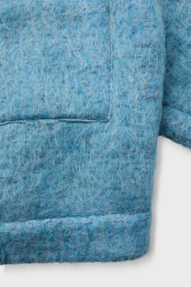 **DOMALSPE(도말스페) 울 셔켓**은 겨울과 가을, 두 계절에 따뜻하게 입을 수 있는 캐주얼 스타일의 셔켓입니다. 부드러운 촉감의 울 부클 소재와 안감(면, 레이온)을 사용하여 편안한 착용감을 선사합니다. 오버핏에 드롭 숄더 디자인으로 트렌디함을 더했으며, 크롭 기장과 오버사이즈 포켓 디테일이 돋보입니다. 스냅 버튼 여밈으로 간편하게 착용 가능하며, 데일리룩, 카페룩, 산책룩 등 다양한 TPO에 활용하기 좋습니다. 톤 다운된 블루 컬러의 무지 디자인으로 미니멀, 클래식 스타일을 즐기는 분들께 추천합니다.
