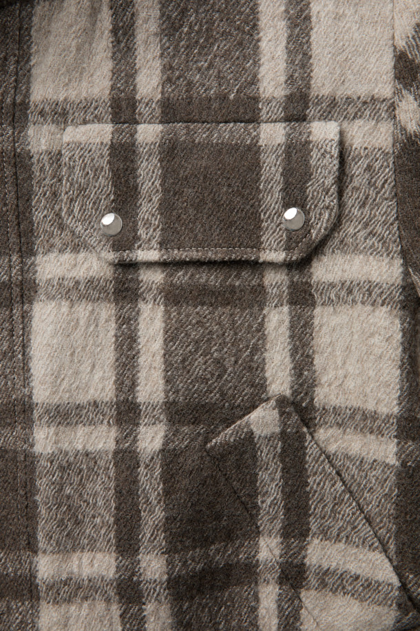 FABRICIA(파브리시아) 니트 카라 체크 점퍼는 가을, 겨울 시즌에 어울리는 여성용 아우터입니다. 브라운과 화이트 컬러의 체크 패턴이 돋보이며, 캐주얼 스타일을 연출하기 좋습니다. 부드러운 모 소재, 레이온과 면 안감으로 제작되어 편안한 착용감을 선사합니다. 루즈핏과 드롭 숄더 디자인으로 여유로운 실루엣을 강조하며, 니트 카라와 집업 여밈 방식으로 포인트를 더했습니다. 사이드 포켓이 있어 실용성을 높인 크롭 기장의 긴소매 점퍼입니다.
