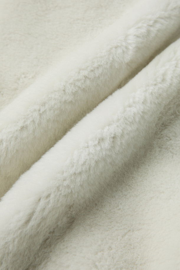 BELLAGIO(벨라지오) 시어링 재킷은 여성용 아우터로, 가을과 겨울에 따뜻하게 착용할 수 있습니다. 아이보리와 베이지 두 가지 색상으로 출시되어 다양한 스타일에 매치하기 좋습니다. 캐주얼, 미니멀, 클래식 스타일을 아우르며 데이트룩, 모임룩 등 TPO에 따라 폭넓게 활용 가능합니다. 천연가죽, 폴리에스터, 면 혼방의 두꺼운 소재와 지퍼형 여밈 방식으로 제작되었으며, 크롭 기장과 긴 소매, 빅 포켓 디자인으로 포인트를 더했습니다.
