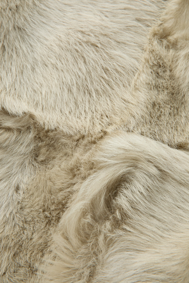 VERNONA(버노나) 리버시블 시어링 재킷은 부드러운 양가죽, 염소가죽, 천연가죽 소재로 제작되어 고급스러운 촉감을 선사합니다. 우아하고 클래식한 스타일을 연출하며, 안감과 겉감을 다르게 사용하여 다양한 분위기를 연출할 수 있는 리버시블 디자인이 특징입니다. 힙 기장의 오버핏으로 편안한 착용감을 제공하며, 반소매와 오픈 카라, 퍼 디테일이 돋보입니다. 데이트룩, 모임룩, 연말 모임룩 등 특별한 날에 시크하고 미니멀한 스타일을 완성해보세요. 베이지 컬러의 무지 디자인은 어떤 스타일에도 쉽게 매치할 수 있어 활용도가 높습니다.
