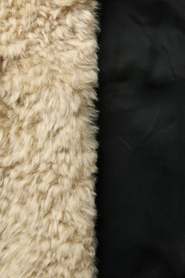 HURON(휴론) 시어링 하이넥 코트는 여성스러운 데이트룩을 완성하는 미니멀하고 시크한 스타일의 아우터입니다. 부드러운 촉감의 천연 양가죽과 레이온 혼방 소재로 제작되었으며, 두꺼운 두께감으로 겨울철에도 따뜻하게 착용할 수 있습니다. 허리 가죽 스트랩과 사이드 포켓, 스탠드 칼라 디테일이 돋보이며, 오버핏 디자인과 히든 클로징으로 세련된 실루엣을 연출합니다. 베이지 컬러의 무지 디자인으로 다양한 룩에 매치하기 용이합니다. 긴 소매 기장의 레귤러 기장 하이넥 코트로, 시크하고 세련된 겨울 스타일을 완성해 보세요.
