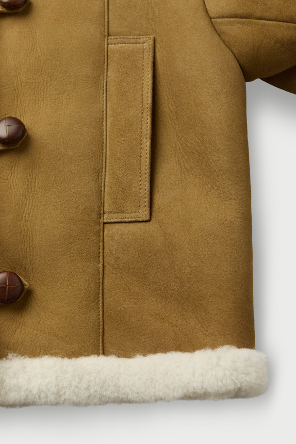 HUESCA(후에스카) 시어링 후드 재킷은 부드러운 스웨이드와 천연 가죽 소재에 시어링 안감으로 포근함을 더한 여성용 아우터입니다. 브라운과 화이트 두 가지 컬러로 출시되었으며, 캐주얼, 클래식, 미니멀 스타일을 모두 아우르는 디자인입니다. 크롭 기장에 레귤러 핏으로 제작되어 다리가 길어 보이는 효과를 주며, 버튼 여밈 방식과 긴 소매, 시어링 디테일 및 사이드 포켓이 특징입니다. 데이트룩과 모임룩에 활용하기 좋으며, 겨울철 따뜻함과 스타일을 동시에 잡을 수 있는 아이템입니다.
