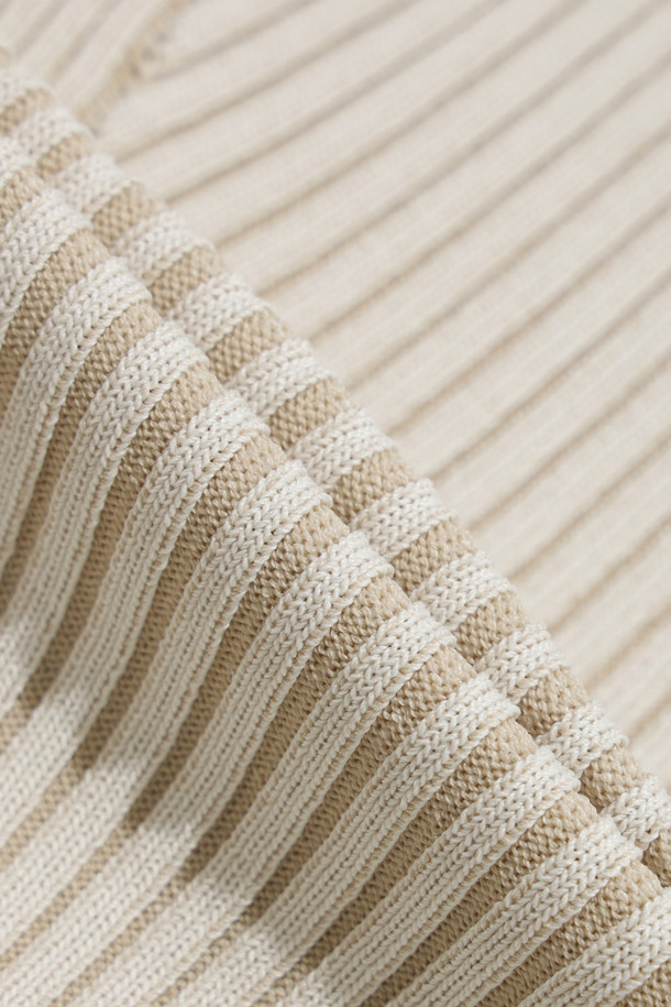 CLEONA(클레오나) 투톤 니트 탑은 여성 의류로, 봄, 가을에 착용하기 좋은 슬림핏 긴소매 니트입니다. 레이온과 나일론 혼방 소재로 제작되어 부드러운 촉감을 선사하며, 얇은 두께감으로 편안하게 착용할 수 있습니다. 라운드넥 디자인에 골지 패턴, 사선 니트 스티치 디테일이 더해져 베이직하면서도 세련된 스타일을 연출합니다. 데이트룩, 카페룩 등 다양한 TPO에 활용 가능하며, 이너로도 활용하여 미니멀, 클래식, 캐주얼 스타일을 완성할 수 있습니다.
