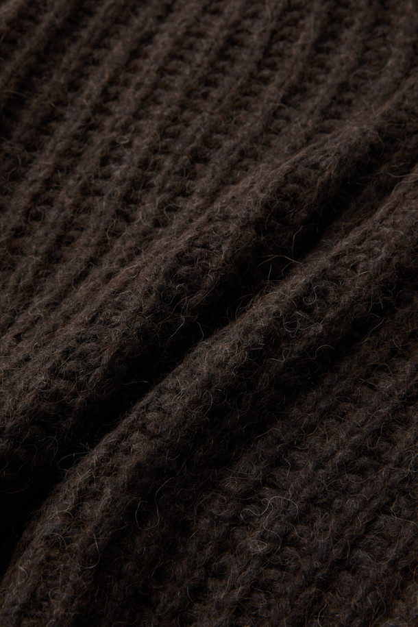 SWANA(스와나) 하프짚 카라 니트 탑은 가을과 겨울, 일상과 출근룩, 모임룩에 모두 어울리는 베이직 스타일의 니트입니다. 브라운 및 다크브라운 컬러로, 루즈핏과 크롭 기장으로 디자인되어 편안하면서도 트렌디한 핏을 연출합니다. 나일론, 알파카, 모 소재를 혼방하여 부드러운 촉감을 선사하며, 케이블 패턴과 긴 소매, 하프 집업 스타일의 카라 디자인이 특징입니다. 카울넥 또는 와이드 오픈 칼라로도 연출 가능하며, 시보리 소매와 밑단으로 깔끔한 마무리를 더했습니다. 클래식, 미니멀, 캐주얼 등 다양한 스타일로 활용하기 좋습니다.
