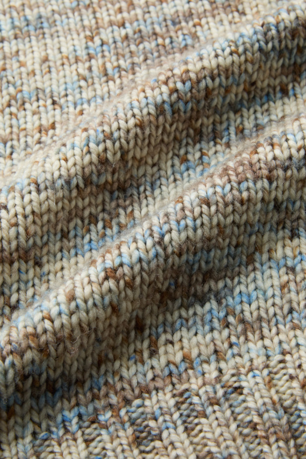 **CAMILLA(카밀라) 멜란지 니트 탑**은 가을과 겨울에 어울리는 여성용 니트/스웨터입니다. 멜란지 패턴의 부드러운 모 소재로 제작되어 포근한 착용감을 선사하며, 라운드넥과 긴소매 디자인으로 베이직하면서도 클래식, 미니멀, 캐주얼 스타일을 연출합니다. 두꺼운 두께감과 루즈핏으로 편안함을 강조했으며, 일상 및 출근룩에 활용하기 좋습니다. 트위스트 원사와 니트 조직감으로 고급스러운 디자인을 더했습니다.
