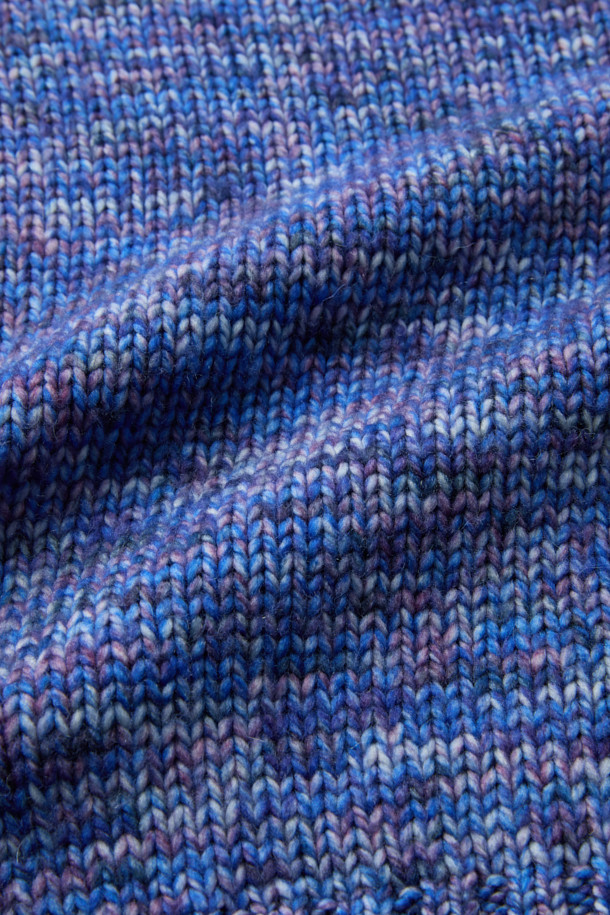 **카밀라 멜란지 니트 탑**은 가을과 겨울, 일상에서 활용하기 좋은 상의입니다. 블루와 멀티 컬러로 출시되어 취향에 따라 선택할 수 있으며, 베이직한 스타일을 추구하는 분들께 적합합니다. 크롭 기장의 루즈핏으로, 트위스트 원사와 볼륨감 있는 니트 조직이 특징입니다. 라운드넥 디자인에 긴소매로, 두꺼운 두께감으로 따뜻하게 착용할 수 있습니다. 멜란지 및 보카시 무늬가 돋보여 클래식, 미니멀, 캐주얼 룩을 연출하기 좋습니다.
