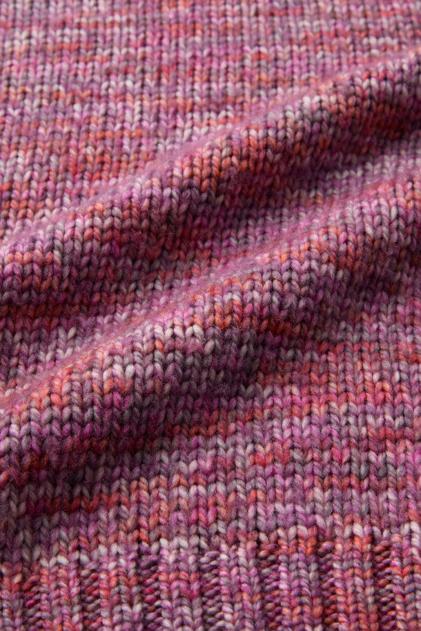 **CAMILLA(카밀라) 멜란지 니트 탑**은 부드러운 촉감의 모 소재로 제작되어 가을, 겨울 시즌에 따뜻하게 착용하기 좋은 여성 니트입니다. 멜란지 컬러의 보카시 패턴과 루즈핏 디자인이 베이직하면서도 캐주얼한 무드를 연출합니다. 긴 소매와 라운드넥, 두꺼운 두께감으로 포근함을 더하며, 트위스트 원사를 사용하여 니트 특유의 조직감을 살렸습니다. 산책룩이나 집콕룩 등 편안한 일상에 잘 어울리며, 캐주얼, 클래식, 미니멀 스타일 모두 소화 가능합니다.
