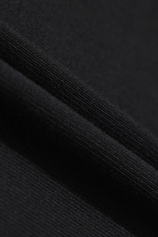 말로나 터틀넥 니트 탑은 여성스러운 실루엣을 연출하는 베이직 스타일의 니트입니다. 부드러운 레이온과 폴리에스터 혼방 소재로 제작되어 편안한 착용감을 선사하며, 얇은 두께감으로 가을, 겨울 시즌에 활용하기 좋습니다. 슬림핏으로 디자인되어 시크하고 미니멀한 스타일을 연출하며, 골지 또는 무지 패턴의 블랙 컬러로 다양한 룩에 매치하기 용이합니다. 특히, IRO 자수 디테일이 돋보이며 오피스룩, 출근룩, 모임룩 등 TPO에 맞춰 클래식하게 연출할 수 있습니다. 긴 소매 기장과 터틀넥 디자인으로 보온성을 높였습니다.
