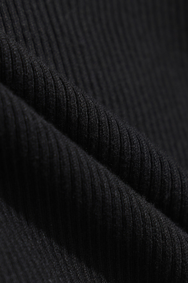 MOIRA(모이라) 카라 니트 탑은 여성스러운 분위기를 연출하는 슬림핏 니트입니다. 부드러운 촉감의 레이온과 폴리에스터 혼방 소재로 제작되어 봄, 가을에 착용하기 좋습니다. 브이넥과 카라 디자인이 특징이며, 긴 소매와 얇은 두께로 제작되어 이너용으로 활용하기 좋습니다. 골지 패턴이 세련된 느낌을 더하며, 버튼 여밈으로 편안하게 착용할 수 있습니다. 데이트룩, 카페룩, 출근룩 등 다양한 TPO에 클래식, 미니멀, 시크한 스타일로 연출해보세요.
