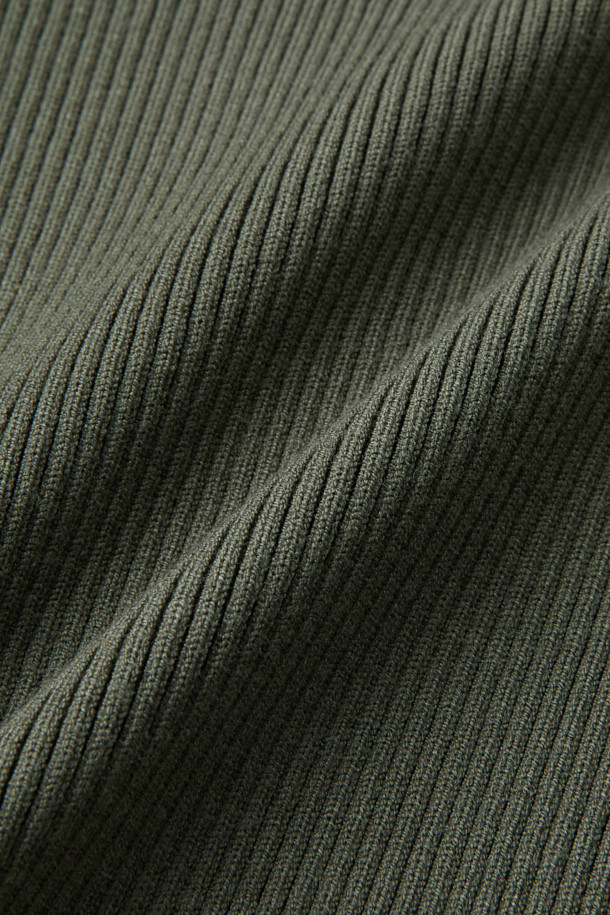 AMBRA(암브라) 하프짚 니트 탑은 여성스러운 실루엣을 연출하는 슬림핏 디자인의 간절기용 니트입니다. 카키와 올리브 두 가지 색상으로 출시되었으며, 부드러운 촉감의 레이온과 폴리에스터 혼방 소재로 제작되었습니다. 하이넥 라인과 하프 집업 여밈 방식으로 세련된 포인트를 더했으며, 숄더 더블 레이어 패널 디테일이 특징입니다. 미니멀하고 베이직한 스타일로, 출근룩은 물론 다양한 일상 코디에 이너로 활용하기 좋습니다. 골지 패턴의 긴소매 디자인으로, 간절기 시즌에 따뜻함과 스타일을 동시에 잡을 수 있습니다.
