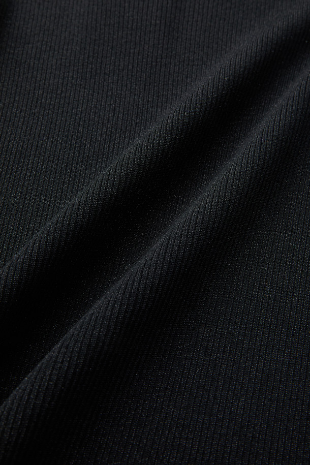 세련된 SHANA(샤나) 슬림 니트 탑을 소개합니다. 부드러운 레이온, 나일론, 금속 섬유 혼방 소재로 제작되어 은은한 광택과 고급스러운 촉감을 선사합니다. 슬림핏 하이넥 디자인에 긴 소매와 골지 패턴이 더해져 미니멀, 클래식, 시크한 스타일을 연출합니다. 얇은 두께감으로 가을, 겨울철 이너웨어로 활용하기 좋으며, 출근룩, 오피스룩, 모임룩 등 다양한 TPO에 매치할 수 있습니다. 메탈릭사가 은은하게 빛나 특별함을 더하는 베이직 아이템입니다.
