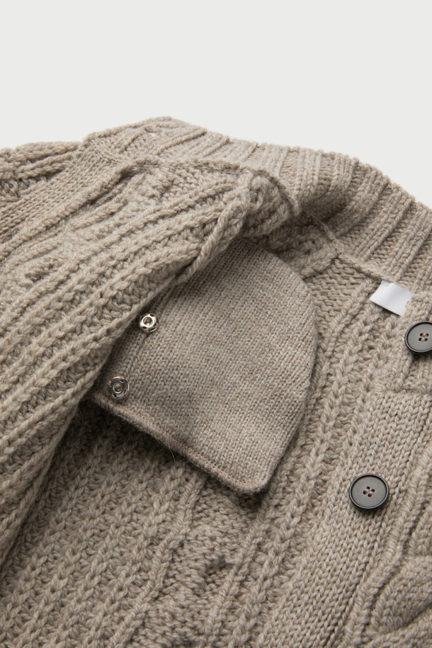 GARIK (가릭) 오버 숄더 노르딕 가디건은 여성스러운 무드를 연출하는 캐주얼 스타일의 니트/스웨터입니다. 모와 알파카 혼방 소재로 제작되어 부드러운 촉감과 따뜻함을 선사하며, 가을, 겨울 시즌에 착용하기 좋습니다. 오버핏 디자인과 크롭 기장으로 트렌디함을 더하고, 라운드넥과 버튼 여밈으로 편안함을 강조했습니다. 베이지, 블랙, 핑크, 블루 4가지 컬러로 출시되어 데이트룩, 모임룩 등 다양한 TPO에 활용 가능하며, 케이블 및 노르딕 패턴, 골지 마감 디테일이 돋보이는 매력적인 아이템입니다.
