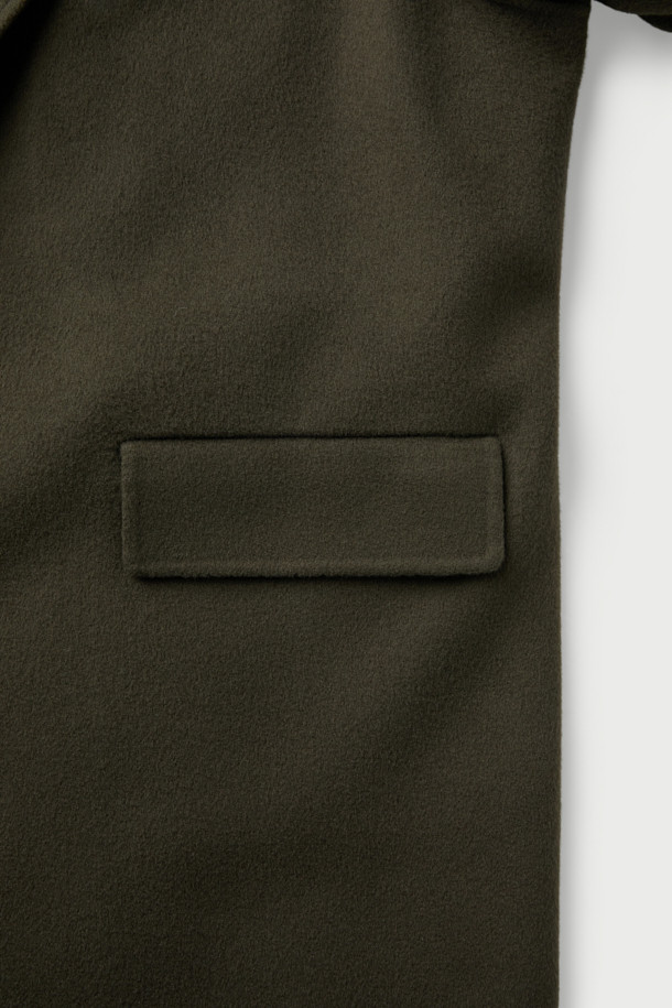 Épure(에푸르) 캐시미어 블렌드 핸드메이드 싱글 롱코트는 가을, 겨울 시즌 당신의 품격을 높여줄 아우터입니다. 모와 캐시미어 혼방 소재로 제작되어 부드러운 촉감을 선사하며, 세미 오버핏으로 편안한 착용감을 제공합니다. 클래식과 미니멀 스타일을 지향하는 디자인으로, 그레이 컬러의 무지 패턴이 어떤 룩에도 자연스럽게 어울립니다. 출근룩, 오피스룩, 모임룩 등 다양한 TPO에 활용 가능한 2버튼 싱글 코트로, 헨드메이드 봉제 디테일이 고급스러움을 더합니다.