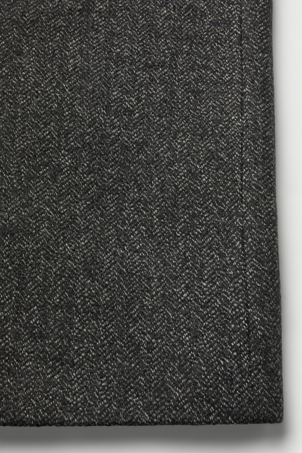 펠트 멜란지 울 발마칸 롱코트입니다. 캐주얼, 클래식, 미니멀 스타일을 아우르며, 가을과 겨울철 출근룩에 적합합니다. 멜란지 그레이 컬러의 헤링본 패턴이 특징이며, 무릎을 덮는 롱 기장과 세미 오버핏으로 세련된 실루엣을 연출합니다. 모, 나일론, 알파카 혼방의 고급스러운 소재와 폴리에스터 안감으로 편안한 착용감을 선사합니다. 버튼 여밈 방식과 긴 소매 디자인으로 보온성을 더했습니다.