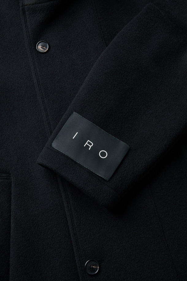 OWEN(오웬) 캐시미어 블랜드 더블 숏 랩코트는 가을, 겨울 시즌을 위한 아우터입니다. 블랙 컬러의 미니멀하고 클래식한 스타일로, 오피스룩, 출근룩, 모임룩에 적합합니다. 모(wool)와 캐시미어 혼방 소재로 제작되어 부드러운 촉감과 두꺼운 두께감을 자랑하며, 하이넥 디자인과 랩코트 스타일이 특징입니다. 숏 기장의 오버핏으로, 더블 버튼 여밈 방식과 긴 소매가 시크한 매력을 더합니다. 안감은 폴리에스터로 마감되었습니다.
