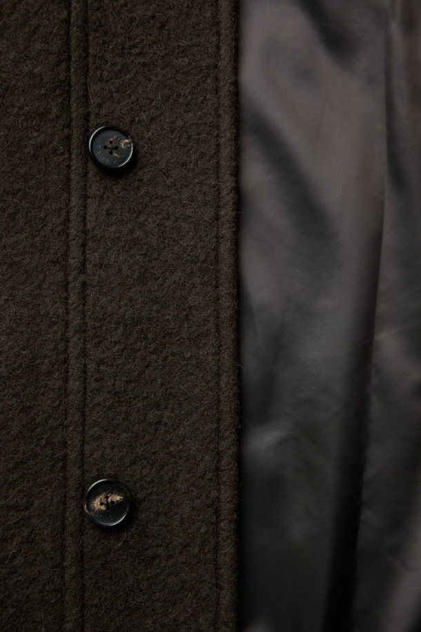 Hiver(히베르) 헤어리 울 롱 랩 코트는 부드러운 촉감의 울, 알파카, 앙고라, 나일론 혼방 소재로 제작되어 두꺼운 두께감으로 뛰어난 보온성을 제공합니다. 미니멀하고 베이직한 디자인에 랩 스타일과 오버핏으로 시크한 무드를 연출하며, 하이넥과 허리 히든 밴드로 포인트를 더했습니다. 블랙과 브라운 두 가지 컬러로 출시되어 출근룩, 오피스룩, 모임룩 등 다양한 TPO에 활용 가능합니다. 롱 기장의 랩 코트로, 겨울철 스타일리시하고 따뜻한 데일리룩을 완성해보세요. 안감은 폴리에스터를 사용하여 편안한 착용감을 선사합니다.
