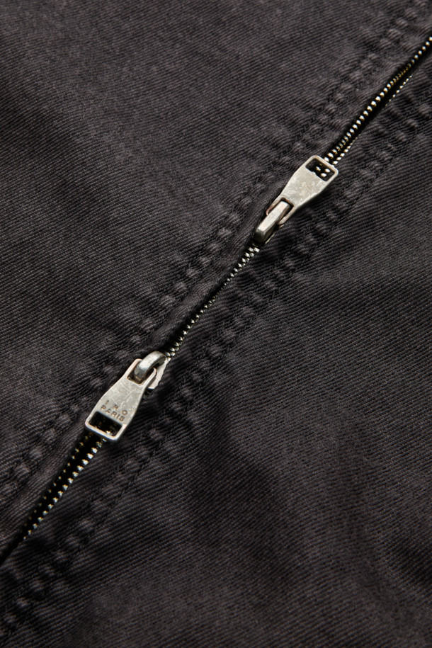 Asphalre(아스팔레) 데님 집업 블루종은 가을, 겨울 시즌 캐주얼한 스타일을 연출하기에 적합한 데님 블루종입니다. 액션플리츠와 밑단 스트랩 디테일이 돋보이며, 워싱 처리된 블루 컬러의 무지 디자인으로 미니멀하고 시티보이 무드를 더합니다. 오버핏으로 편안한 착용감을 선사하며, 데님과 면 혼방 소재로 제작되어 활동성을 높였습니다. 가을 나들이룩 또는 겨울 데일리룩에 활용하여 스타일리시한 룩을 완성해보세요. 긴 소매와 집업 여밈 방식으로 실용성을 더했습니다.
