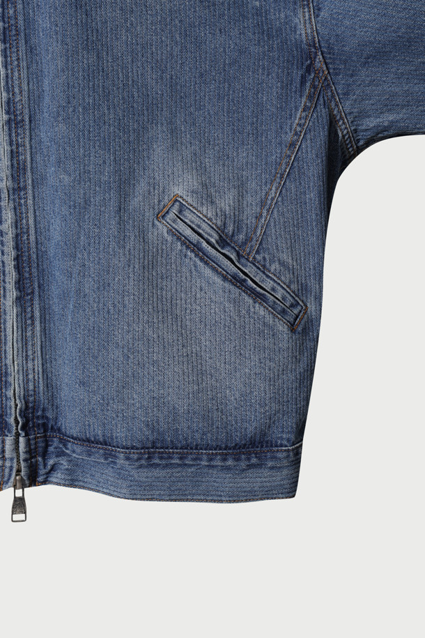 **Asphalre(아스팔레) 데님 집업 블루종**은 캐주얼, 미니멀, 시티보이 스타일을 아우르는 남녀 모두에게 적합한 아우터입니다. 가을, 겨울 시즌에 어울리는 오버핏으로, 밑단 스트랩과 액션플리츠 디테일이 돋보이는 디자인입니다. 워싱 처리된 데님 소재와 면 혼방으로 제작되어 편안한 착용감을 선사하며, 여행룩, 캠핑룩 등 다양한 TPO에 활용 가능합니다. 크롭 기장과 긴 소매, 집업 여밈 방식으로 트렌디함을 더했습니다. 무지 패턴의 블루 컬러로 어떤 스타일에도 쉽게 매치할 수 있습니다.
