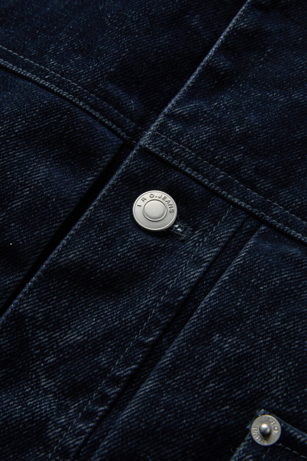 Lucide(루시드) 벨벳 트러커는 캐주얼, 미니멀, 클래식 스타일을 아우르는 네이비 컬러의 트러커 자켓입니다. 면과 벨벳 데님 혼방의 부드러운 촉감이 특징이며, 가을과 겨울에 착용하기 좋습니다. 세미 오버핏으로 편안한 착용감을 선사하며, 버튼 여밈 방식과 긴 소매 기장, 크롭 기장으로 디자인되었습니다. 출근룩과 모임룩에 모두 활용 가능하며, 메탈 및 IRO 시그니처 부자재, 폴리에스터 안감 마감으로 고급스러움을 더했습니다.
