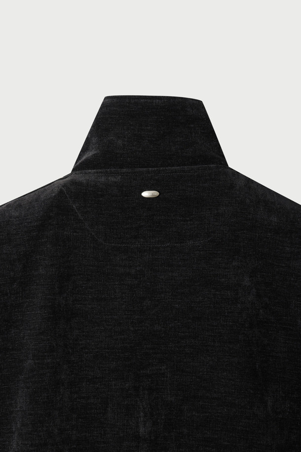 플루이드 트랙 수트는 남녀 공용으로, 스포티하면서도 시크한 스타일을 연출합니다. 블랙 컬러의 무지 디자인으로 다양한 룩에 매치하기 용이하며, 봄, 가을 시즌에 적합합니다. 벨벳 터치 져지 소재로 부드러운 촉감을 선사하며, 오버핏과 얇은 두께로 편안한 착용감을 제공합니다. 집업 스타일의 레귤러 기장 상의에 톤온톤 매칭 테이프 디테일이 돋보이며, 긴 소매로 활동성을 더했습니다.  일상생활뿐만 아니라 스포츠 활동 시에도 폭넓게 활용할 수 있습니다.
