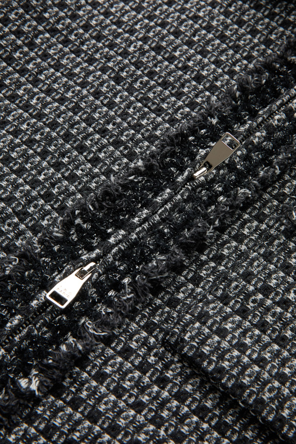 Bascule(바스큘) 트위드 데님 재킷은 여성스러운 매력을 더해줄 아이템입니다. 블랙과 그레이 두 가지 컬러로 출시되었으며, 봄, 가을 시즌에 활용하기 좋습니다. 클래식한 무드의 트위드 소재와 크롭 기장, 세미 오버핏 실루엣이 세련된 스타일을 연출합니다. 집업 방식으로 간편하게 착용 가능하며, 끝단 테잎 디테일로 포인트를 더했습니다. 데이트룩, 모임룩, 출근룩 등 다양한 TPO에 미니멀하고 시크하게 연출해보세요.
