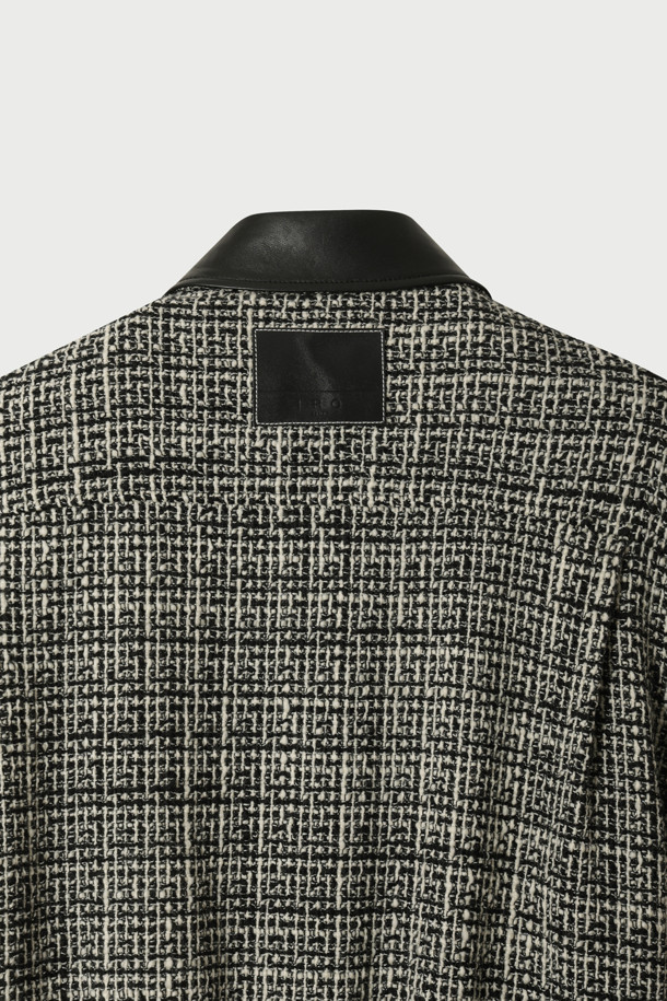 Mysrere(미스레르) 트위드 카라 재킷은 봄, 가을 시즌에 어울리는 세련되고 클래식한 무드의 여성 자켓입니다. 블랙과 화이트 두 가지 색상으로 출시되었으며, 일상, 데이트, 모임, 카페 등 다양한 TPO에 활용할 수 있습니다. 크롭 기장의 세미오버핏 블루종 스타일로, 트위드 패턴과 가죽 카라 배색, 빅 포켓 디테일이 특징입니다. 긴 소매와 집업 여밈 방식으로 편안함과 스타일리시함을 동시에 잡았으며, 클래식, 미니멀, 시크한 스타일을 연출하기 좋습니다. 모와 천연가죽 소재를 사용하여 고급스러운 촉감을 선사합니다.
