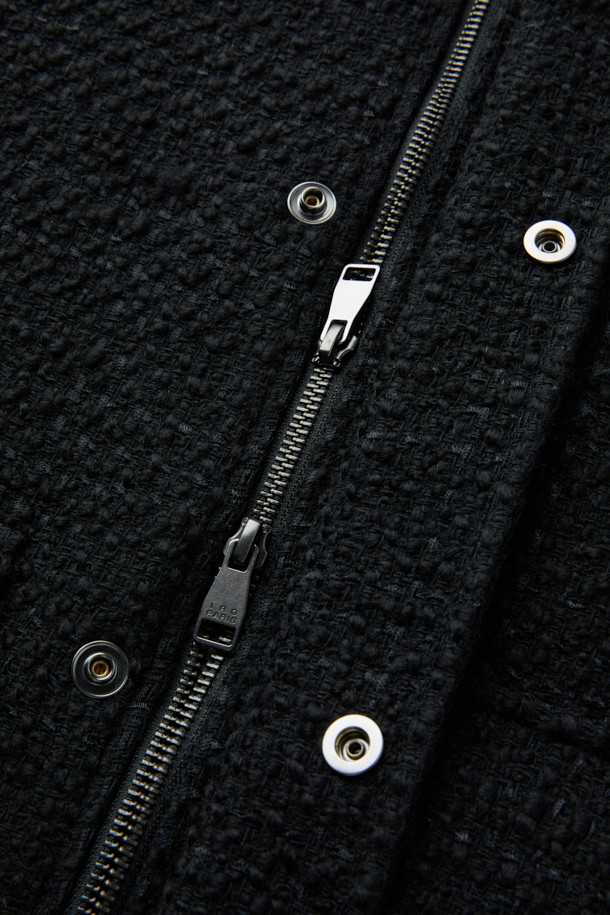 Mysrere(미스리르) 트위드 카라 재킷은 가을과 겨울, 오피스룩과 모임룩에 어울리는 세련되고 고급스러운 아우터입니다. 트위드 배색 패턴에 가죽 카라 디테일, 그리고 빅 포켓 디자인이 특징인 세미 오버핏 블루종 스타일의 재킷입니다. 모, 폴리에스터, 천연가죽 소재로 제작되어 따뜻함과 스타일을 동시에 잡았습니다. 긴 소매 기장으로 클래식, 미니멀, 시크 스타일을 연출하기 좋습니다.
