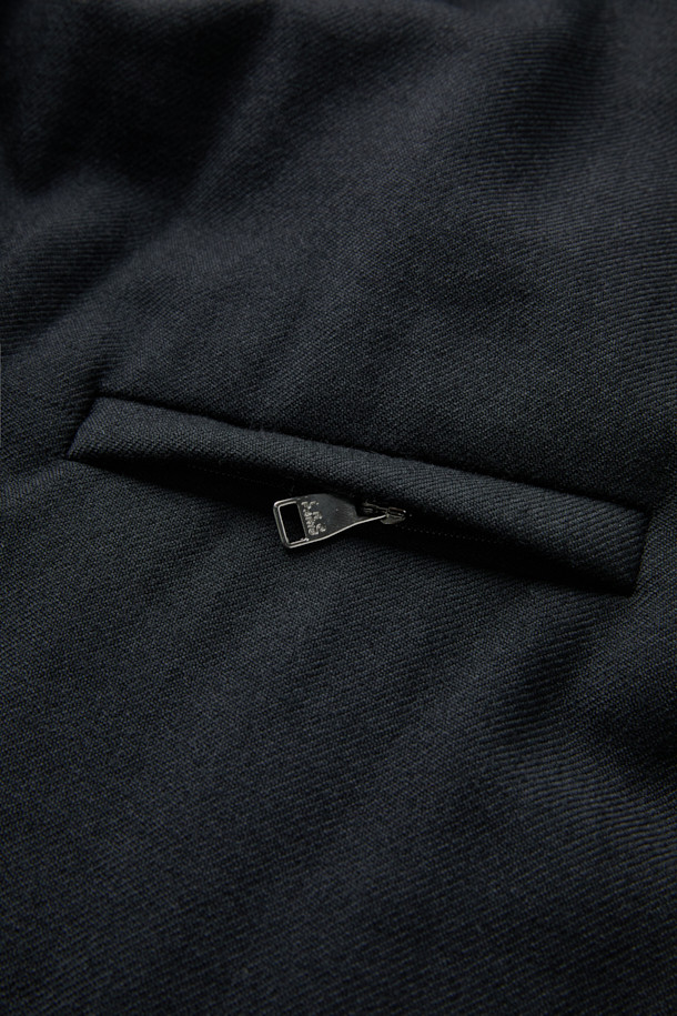 Mêlée (멜리) 화섬 후드 배색 울 신슐레이트 헤비 자켓은 베이직한 스타일을 추구하는 분들을 위한 겨울철 필수 아이템입니다. 블랙 컬러의 무지 디자인으로, 출근룩은 물론 다양한 일상 스타일에 클래식하고 미니멀한 매력을 더합니다. 오버핏으로 편안한 착용감을 선사하며, 탈부착 가능한 후드와 엉덩이를 덮는 기장으로 보온성을 높였습니다. 모, 나일론, 폴리에스터 혼방의 두꺼운 소재와 신슐레이트 충전재가 추운 날씨에도 따뜻함을 유지해 줍니다. 싱글 버튼 여밈 방식과 긴 소매 기장으로 세련된 디자인을 완성했습니다.