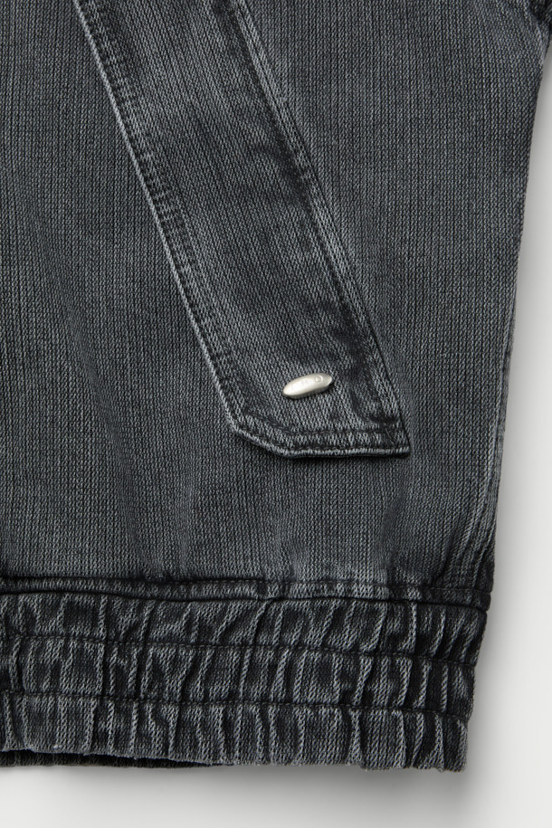 Cime(씨메) 데님 후드 집업 셔켓은 캐주얼하고 미니멀한 스타일을 추구하는 분들을 위한 아이템입니다. 데님 소재와 오버핏 디자인으로 편안한 착용감을 선사하며, 후드와 밑단 스트링, 절개 디테일이 더해져 개성 있는 연출이 가능합니다. 집업 스타일로 간편하게 착용할 수 있으며, 데님 특유의 자연스러운 색감은 어떤 옷에도 잘 어울립니다. 일상에서 편안하게 즐겨 입을 수 있는 매력적인 셔켓입니다.
