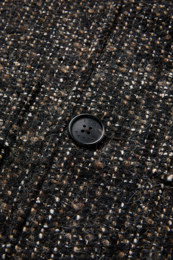 Trame(트라메) 트위드 셔켓은 여성 고객을 위한 아우터입니다. 블랙과 그레이 두 가지 색상으로 출시되었으며, 가을과 겨울에 착용하기 좋은 두껍고 따뜻한 소재로 제작되었습니다. 클래식, 미니멀, 시크 스타일을 연출하기 좋고, 오피스룩, 모임룩, 겨울 데일리룩 등 다양한 TPO에 활용할 수 있습니다. 오버핏 디자인에 긴 소매, 버튼 여밈 방식, 사이드 포켓 디테일을 더해 실용성을 높였습니다. 아크릴, 모, 폴리에스터, 면, 레이온, 나일론 등 다양한 소재를 혼방하여 트위드 특유의 고급스러운 무드를 자아냅니다.
