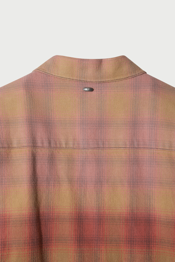 Ecaille(에까이) 페이딩 체크 셔츠는 가을, 겨울 시즌 캐주얼 스타일을 위한 남성 의류입니다. 브라운과 블랙 컬러의 옴브레 체크 패턴이 특징이며, 일본 WATANABEYA(와타나베야)사 소재를 사용하여 두께감 있는 면 소재로 제작되었습니다. 오버핏 디자인에 긴소매 기장으로 편안한 착용감을 제공하며, 하단 다잉 디테일과 상단 페이딩 디테일이 빈티지한 무드를 더합니다. 스냅 버튼 여밈 방식과 사이드 포켓 디테일로 실용성을 높여 캠핑룩, 캐주얼, 클래식, 미니멀 스타일 모두 소화 가능합니다.
