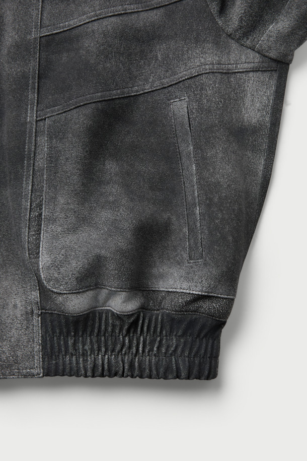 Fissure(피셔) 이펙트 가죽 하이넥 블루종은 세미 오버핏으로, 모던하고 시크한 스타일을 연출합니다. 양가죽과 스웨이드 소재를 사용하여 부드러운 촉감과 고급스러운 분위기를 선사하며, 하이넥 디자인과 절개 라인, 포켓 디테일이 특징입니다. 가을과 겨울에 따뜻하게 착용할 수 있으며, 데이트룩, 모임룩, 출근룩 등 다양한 TPO에 활용 가능합니다. 무지 디자인과 긴 소매 기장으로 클래식하면서도 미니멀한 매력을 더합니다. 안감은 폴리에스터와 레이온 혼방으로 제작되었습니다.
