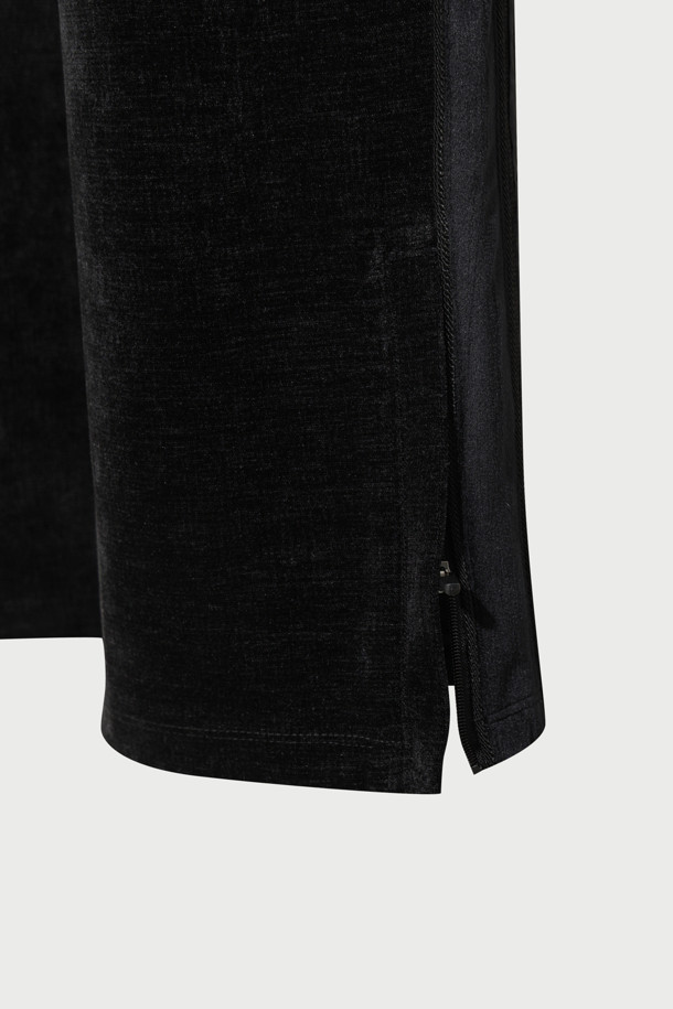 Fluides(플루이드) 트랙 팬츠는 여성 및 남성을 위한 얇은 두께의 긴바지로, 부드러운 벨벳 터치 져지 소재로 제작되어 편안한 착용감을 선사합니다. 루즈핏으로 제작되어 스포티하면서도 시크한 스타일을 연출하며, 일상복뿐만 아니라 집콕룩으로도 활용하기 좋습니다. 블랙 컬러의 무지 디자인에 톤온톤 매칭 테잎 디테일이 돋보이며, 허리 스트링으로 사이즈 조절이 가능합니다. 사계절 모두 착용 가능하며 미니멀한 스타일을 즐기는 분들께 추천합니다.
