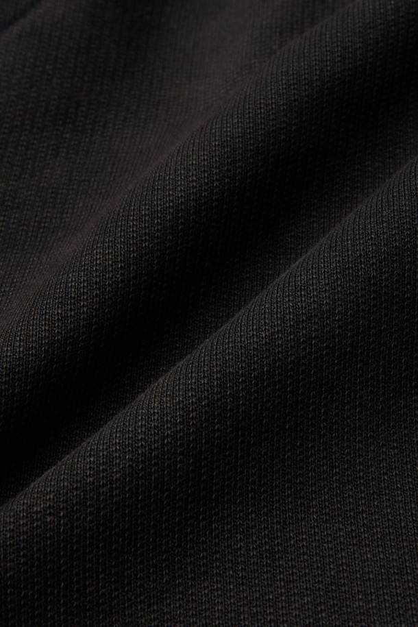 Fane(페인) 가먼트다잉 스웨트 팬츠는 캐주얼, 미니멀, 시티보이 스타일을 추구하는 남녀 모두에게 적합한 스웨트 팬츠입니다. 가을, 겨울 시즌에 어울리는 블랙 컬러의 무지 디자인으로, 와이드 핏과 스트레이트 핏을 넘나드는 편안한 착용감을 선사합니다. 가먼트다잉 가공을 거친 부드러운 프렌치테리 면 소재로 제작되어, 자연스러운 색감과 뛰어난 내구성을 자랑합니다. 트위스트 사이드 심 디자인으로 포인트를 더했으며, 밴딩 처리로 편안함을 더했습니다. 집콕룩, 산책룩, 여행룩 등 다양한 TPO에 활용 가능하며, 셋업으로도 연출할 수 있습니다.
